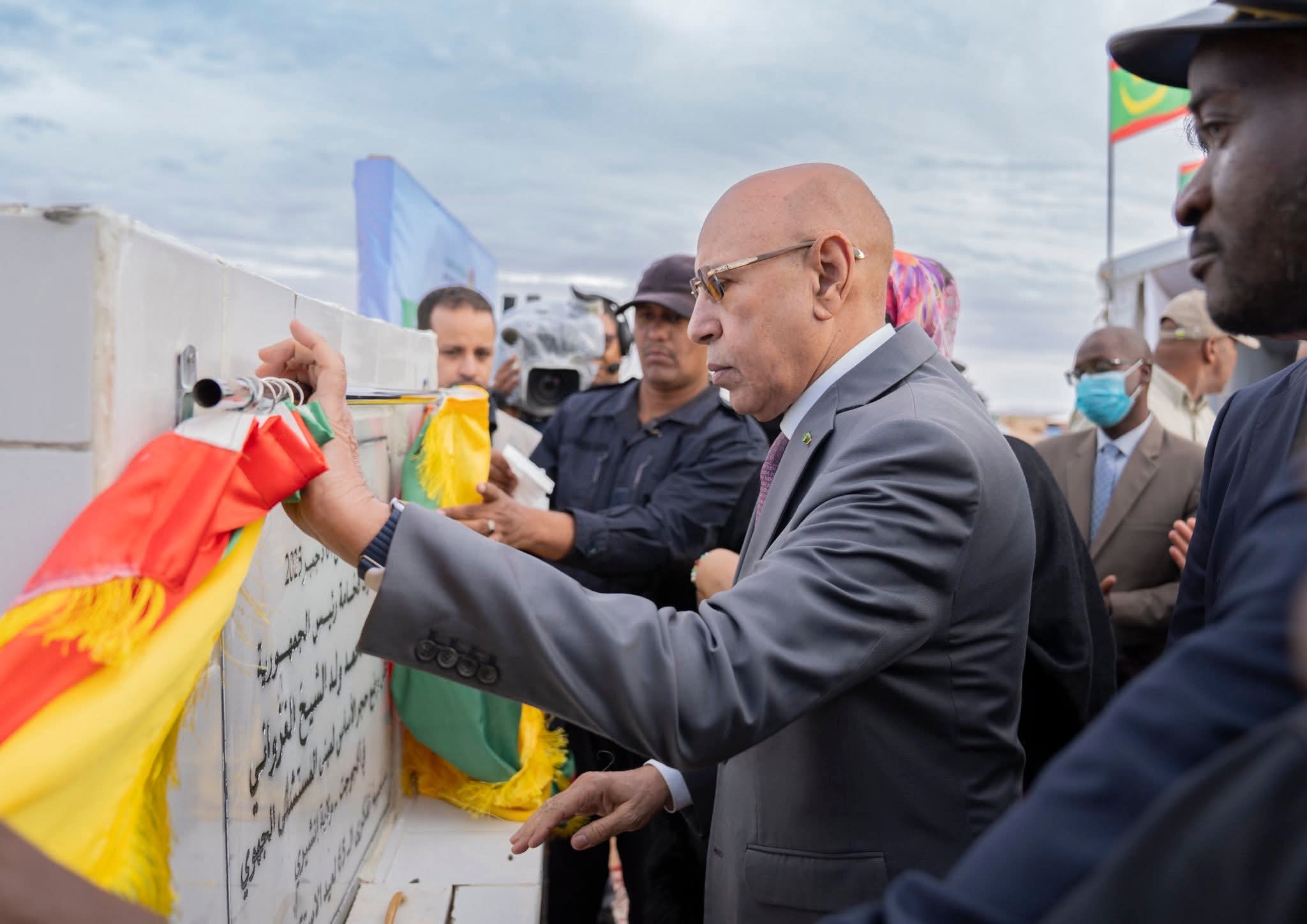 رئيس الجمهورية يضع حجر الأساس لمشروع بناء المستشفى الجهوي في مدينة أگجوجت